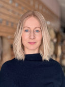 a woman wearing a human hair blonde topper for hair loss. It looks like her real hair. 